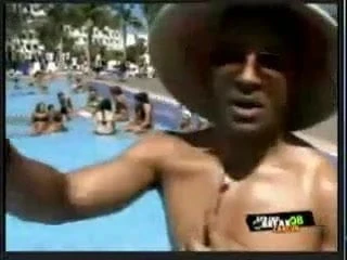 Как пописать в бассейне, чтобы не застукали.