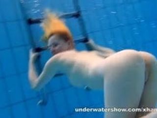 La jolie Lucie se déshabille sous l&#39;eau