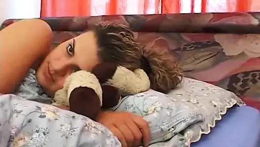 Gadis imut membentuk bentuk masturbasi untuk mengisap kontol