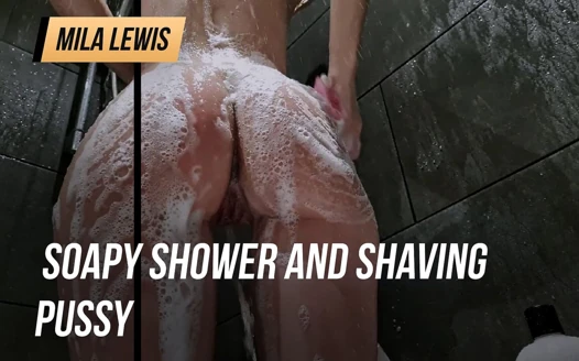 Cewek ini lagi asik muasin memeknya dengan sabun mandi dan cukur jembut lebat