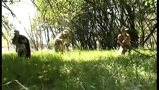 Militär-lesben essen und ficken sich mit spielzeug die fotzen des anderen