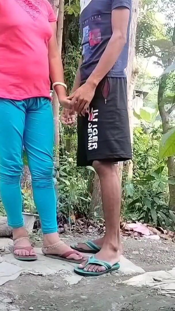 Momento chiave dal "Village Girlfriend sex con il suo ragazzo in T-shart rosso all'aperto (video ufficiale by Villagesex91)"