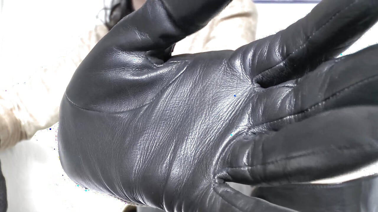 Los guantes de cuero chirriantes te hacen correrte, Lady Victoria Valente