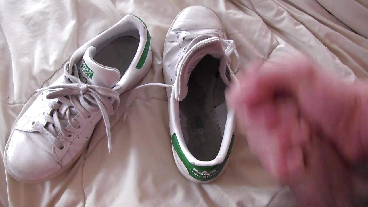 Ссати і кінчити 3 рази в один день в кросівках girlfiriend adidas superstar