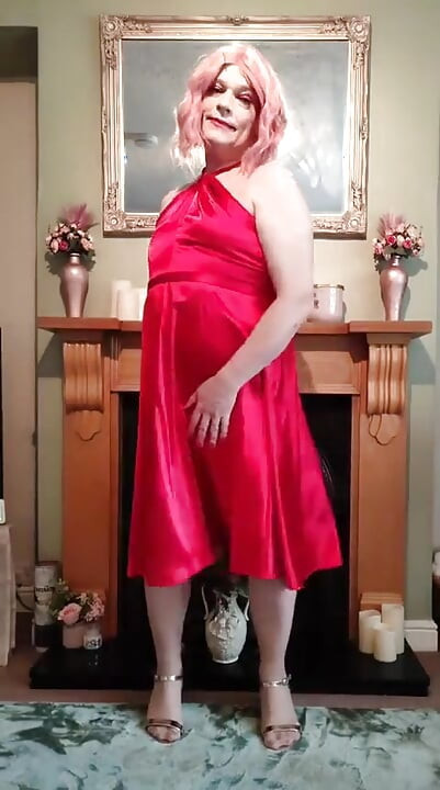 穿着华丽红色缎面连衣裙的性感变装者