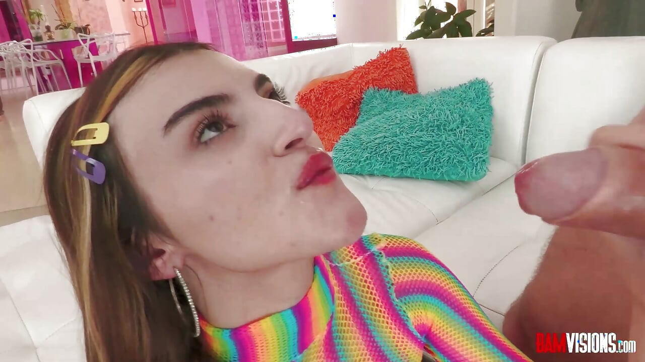 Micuța Julia James se excită până când înghite spermă de la o pulă mare