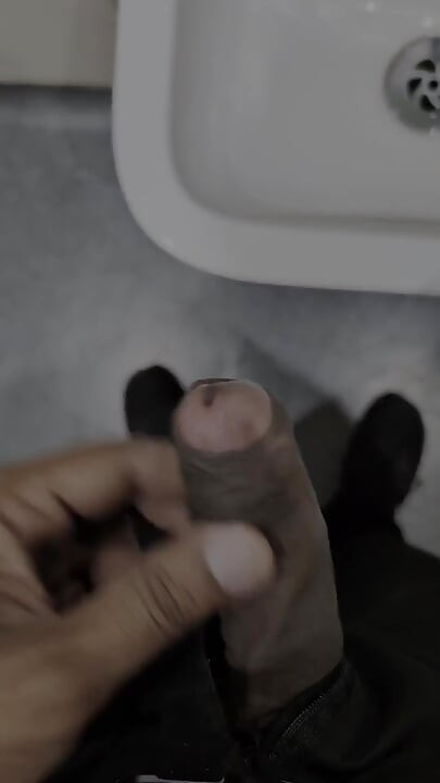 Spelen met pik in openbaar toilet, niet klaarkomen
