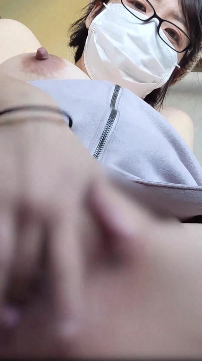 Uma mulher casada fica animada com masturbação ao ar livre