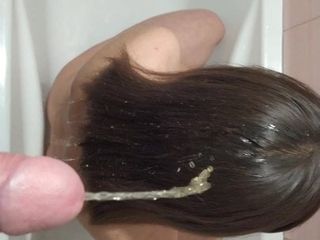Goutte d'urine sur les cheveux d'une jeune brune, pluie dorée f
