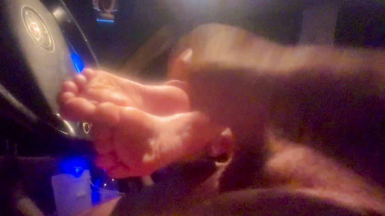 Liz lane si cewek hot rambut merah lagi asik nyepong kontol chester van name dan lanjut nyepong kontol sampai dicrot di kaki