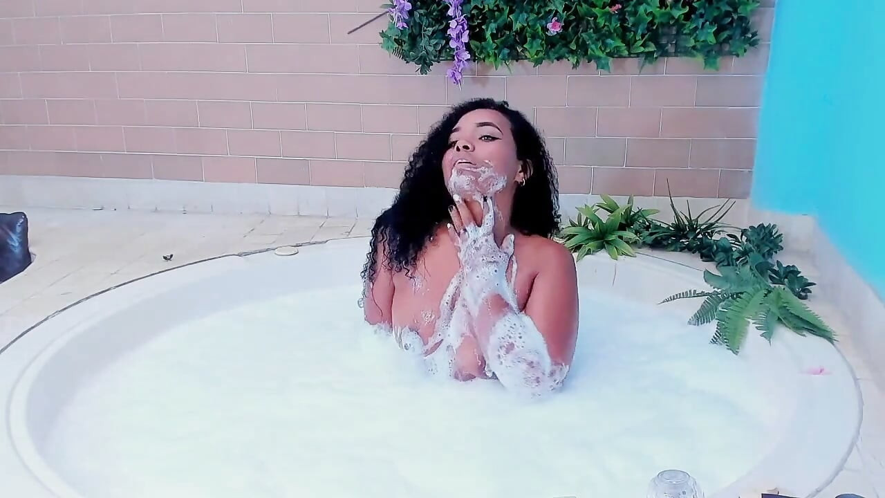 ยั่วเย็ดเร้าใจด้วยโฟมจากสาวผิวดําตูดใหญ่