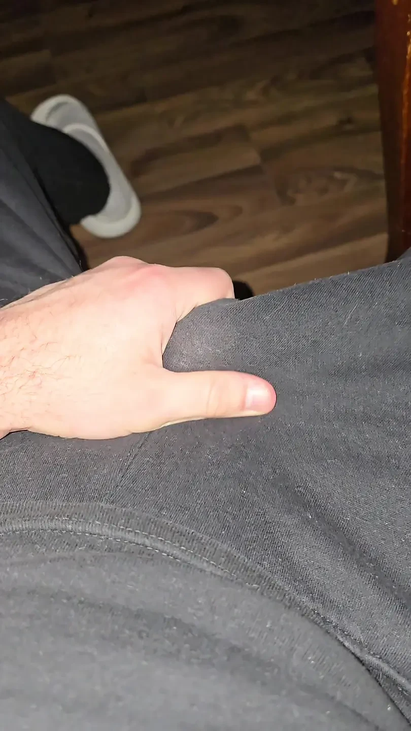 Dominante cavalheiro provocando sua protuberância de pau duro acariciando em primeiro plano