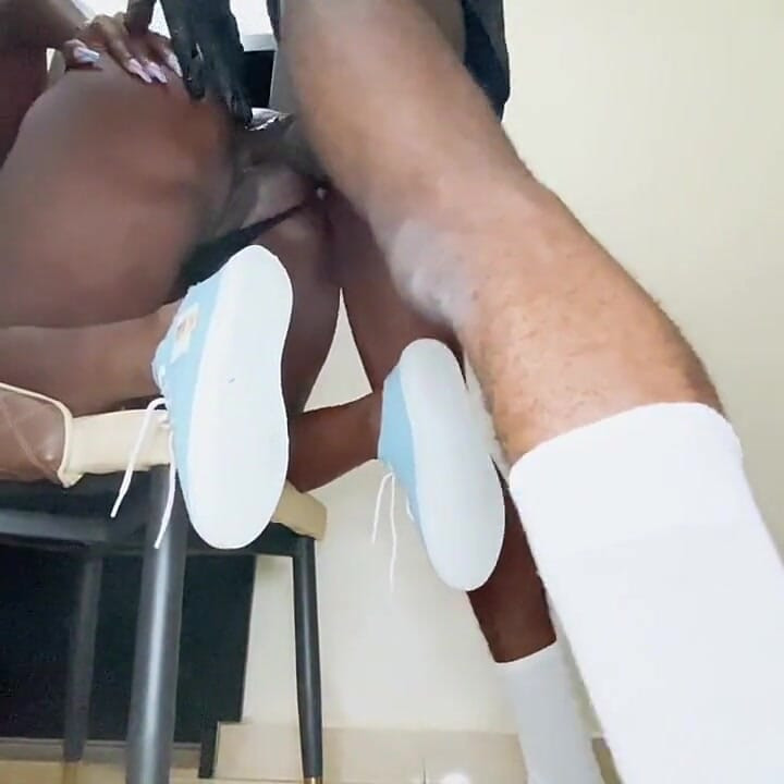 Kocamın götünü yedikten sonra götüme boşalmasını seviyorum dıştan sızırken beni sertçe sikiyor