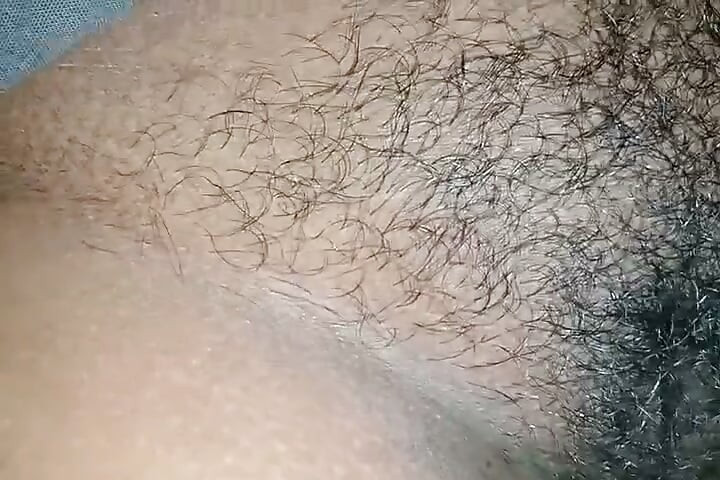 נערה וילד מלאכיים יפהפיים מזיינים על המיטה
