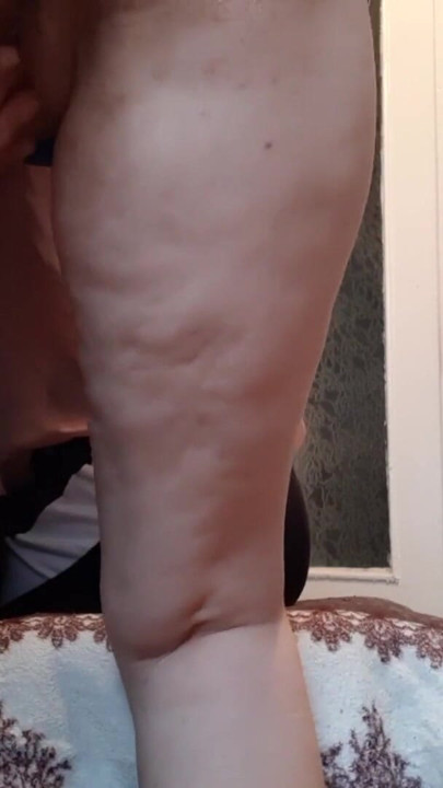 Orta yaşlı seksi komşumuz onu edepsiz Rus konuşmasıyla sikebilmemiz için bize geldi | Klip 1