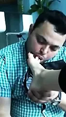 足の少年の屈辱