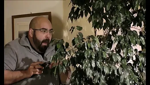 Genç kız birkaç büyük yarakla götünü çifte siktiriyor