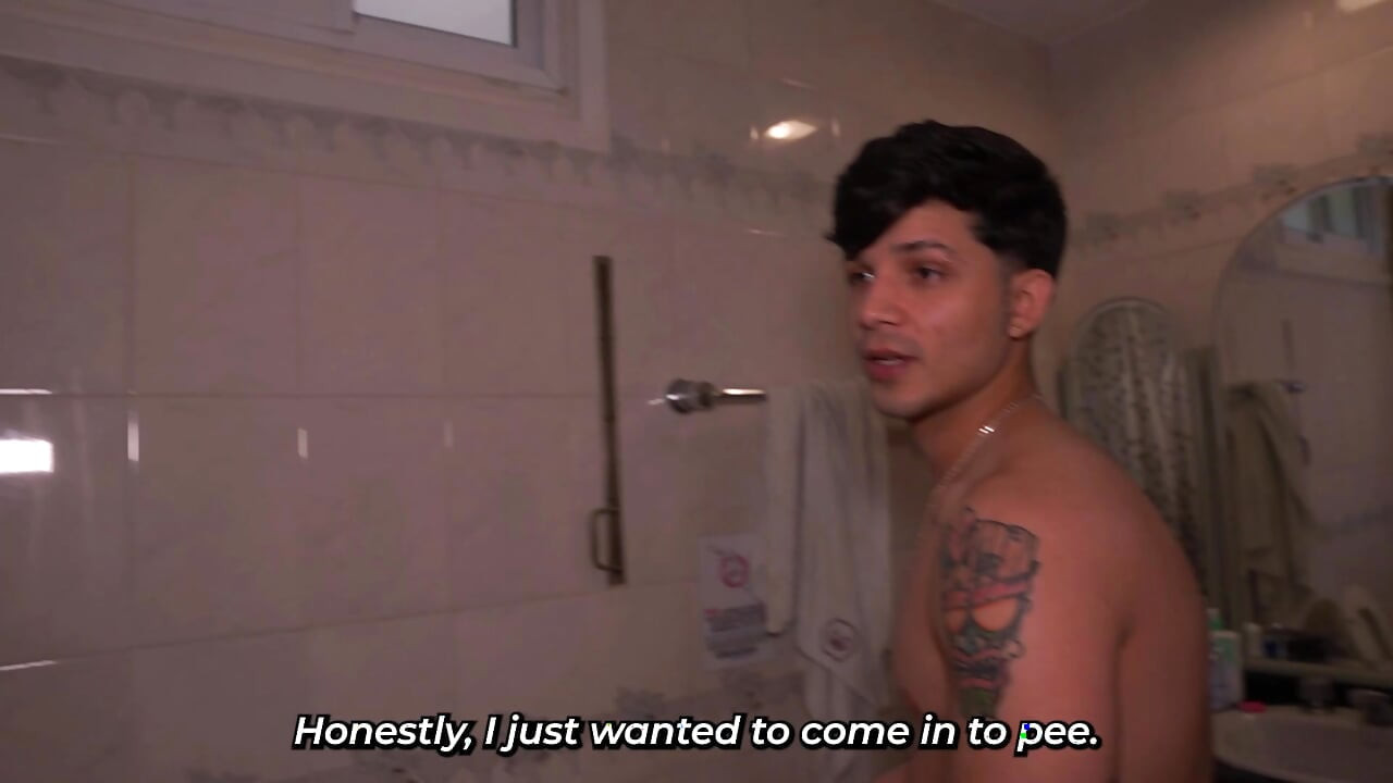 Roommate plays a prank on her and steals her towel - Big Jackson & Anto Magali