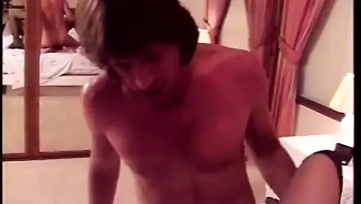 Молодой блондинке байкерше-шлюшке Kendall шпилят ее тугую киску жестким хучком длинноволосого