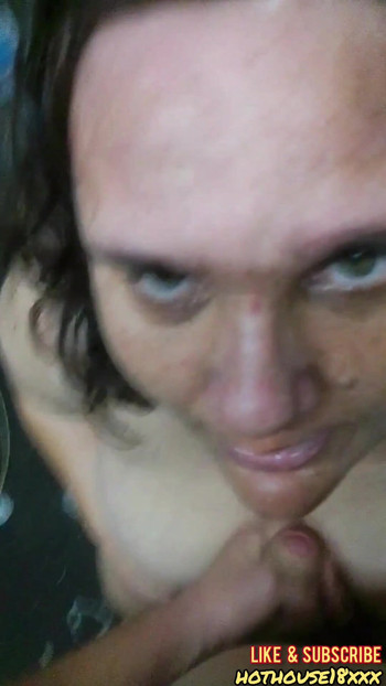 Oförglömligt ögonblick från "Ssbbw milf sitter på kuk, suger det och knullas hårt bakifrån, stönar och få sperma på henne"