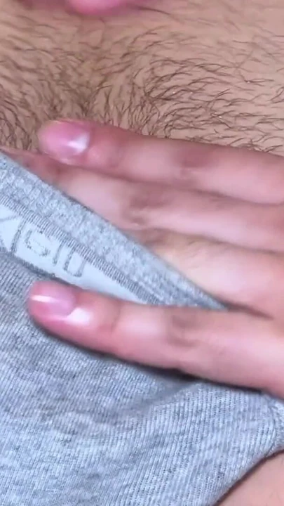 Okouzlující okamžik od "masérka si nemůže pomoci dotknout obrovského ptáka 🍆 svého klienta - enriquemudu & erickhenrriet1"