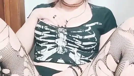 Pelacur gotik ini diam-diam masturbasi di kamar mandi keluarganya