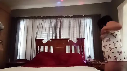 Komşumun karısı öpüşmek için geldi ve aldı