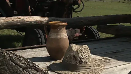 Pria beruntung dalam seks luar ruangan dengan brunette