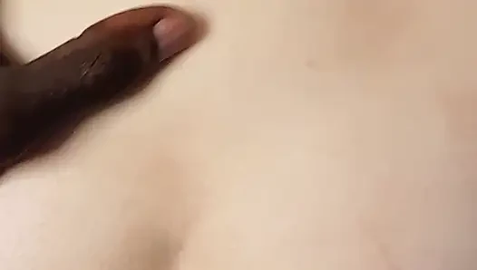 Gadis kulit putih ini nggak ngebiarkan kontol besar pria kulit hitam ini ngentot memeknya tanpa kondom, jadi dia ngentot pantatnya habis-habisan