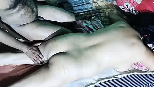 Hintli desi üvey anne genç erkek arkadaş tarafından ki masajı