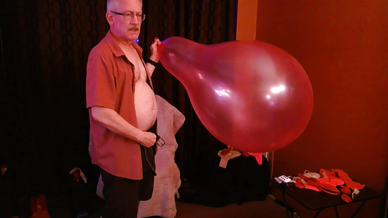 153) Looner Daddy Enjoys Mouse and Giant Doll Balloons