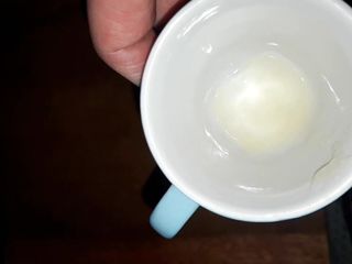 Éjaculation sur une tasse à café