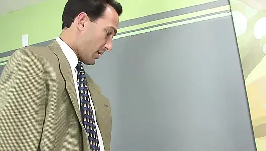 File çoraplı genç Asyalı genç kız olgun adam tarafından sikiliyor