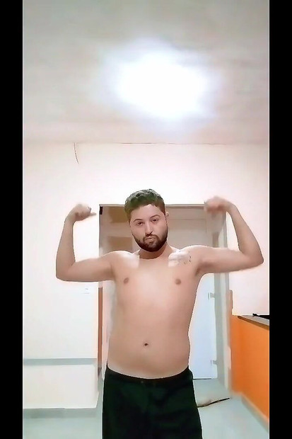 学生在新房子的阳台上展示自己。