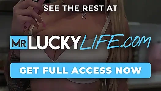 Подтянутая блондинка Denise Anders делает отличную тренировку