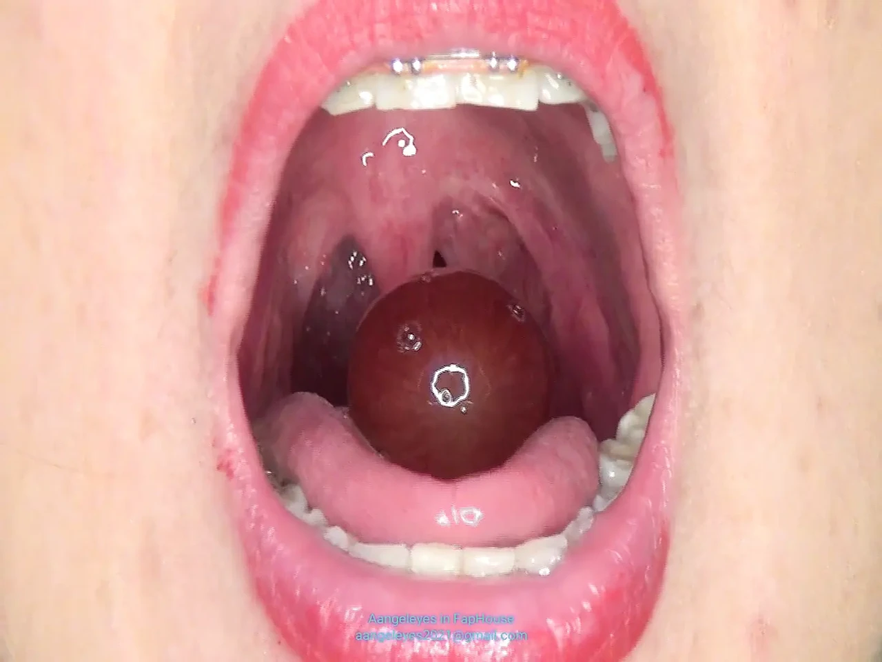 Super Kinky Show with Big Grapes