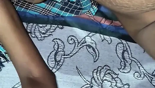Evli kadın göğüsleriyle oynuyor