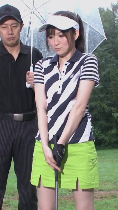 Yağmur yağmıştı, bu yüzden golf antrenmanı yaptıktan sonra bu iki adam içeri girdi