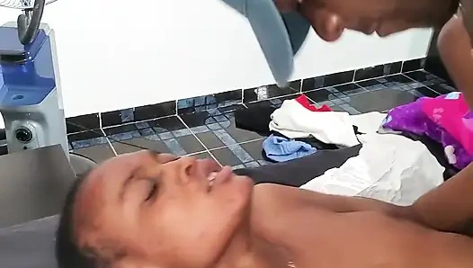 Ketahuan merajut gadis sahabatnya