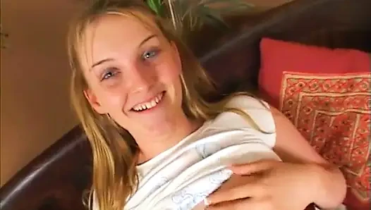 Foxy blonde memberikan blowjob yang menawan setelah mengobel memeknya