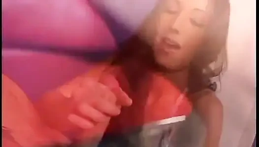 Esmer bikinili sigara içen adam mastürbasyon yapıyor