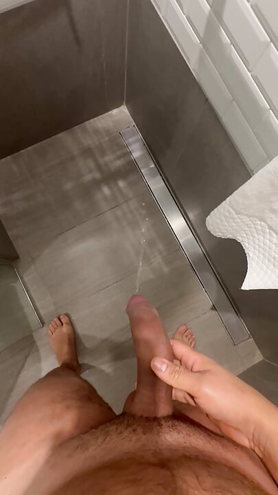 你想要一个金色的淋浴吗？之后我可以射在你嘴里。