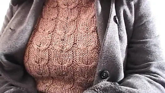 Pelacur berambut merah gemuk bermain memeknya yang berbulu di casting