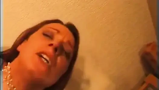 Ein aphrodisiakumisches Sonnenöl macht sie völlig verrückt!