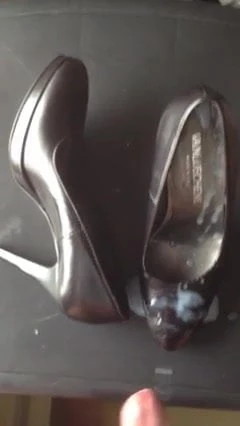 Huge cumload on my gfs classy black high heels