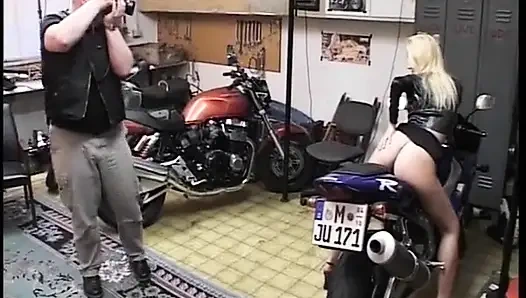 Alman Kapılarının Arkasında Özenle Siktir Edilir - Tam Film