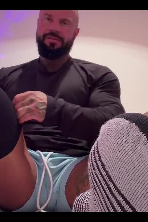 Releasesoccer 玩家准备玩游戏，而他的脚在你脸上