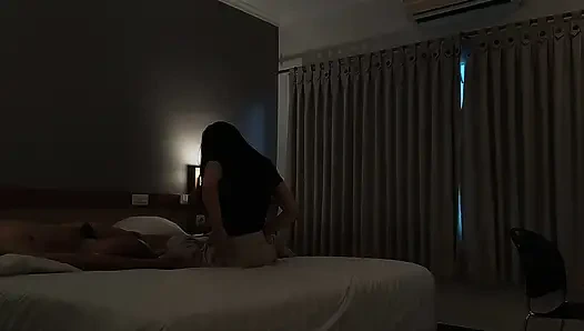 ZATEN BIR KıZ ARKADAŞı OLMASıNA RAĞMEN OM ILE OKULA GERI DÖNÜYOR