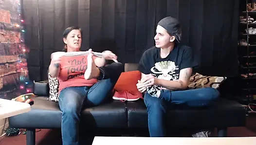 Sepatu kenegaraan berbau gatal