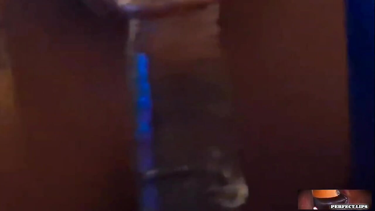 完美的嘴唇让他变得啪! ! 在荡妇他的鸡巴后